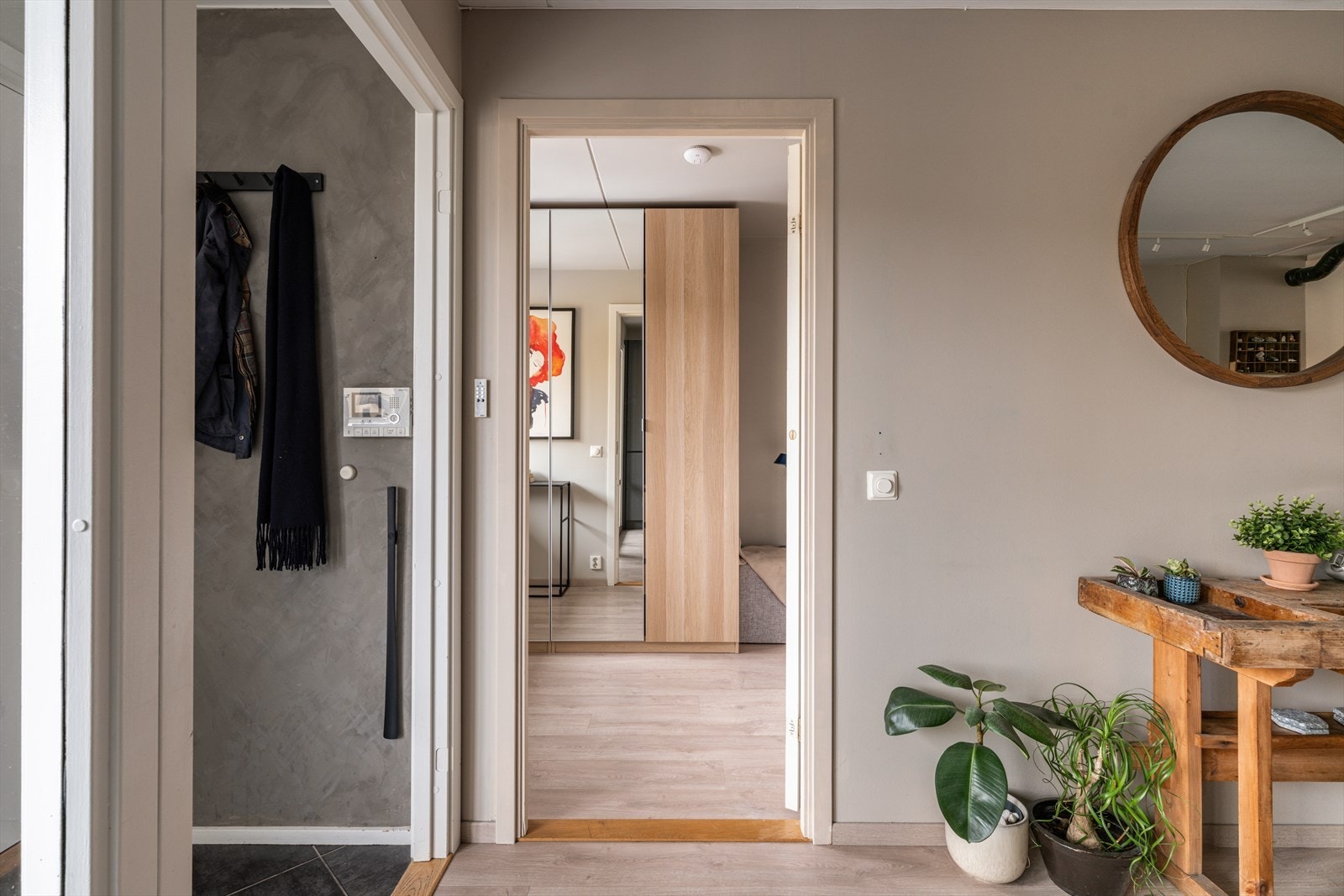 Leiligheten har to flotte soverom med gode lysforhold, perfekte for både avslapning og oppbevaring. Galleribilde