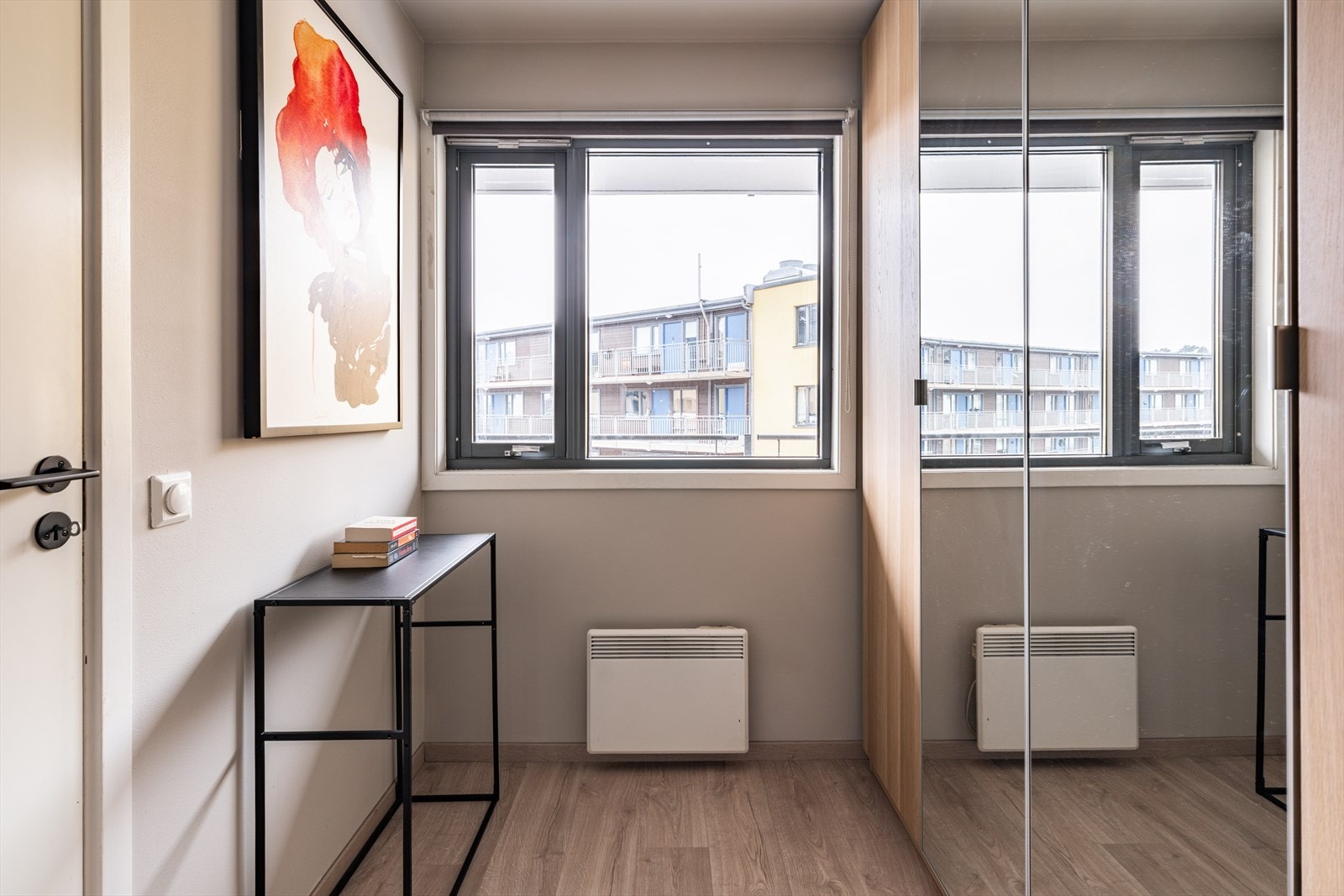 Stort garderobeskap gir rikelig med oppbevaringsplass. Galleribilde