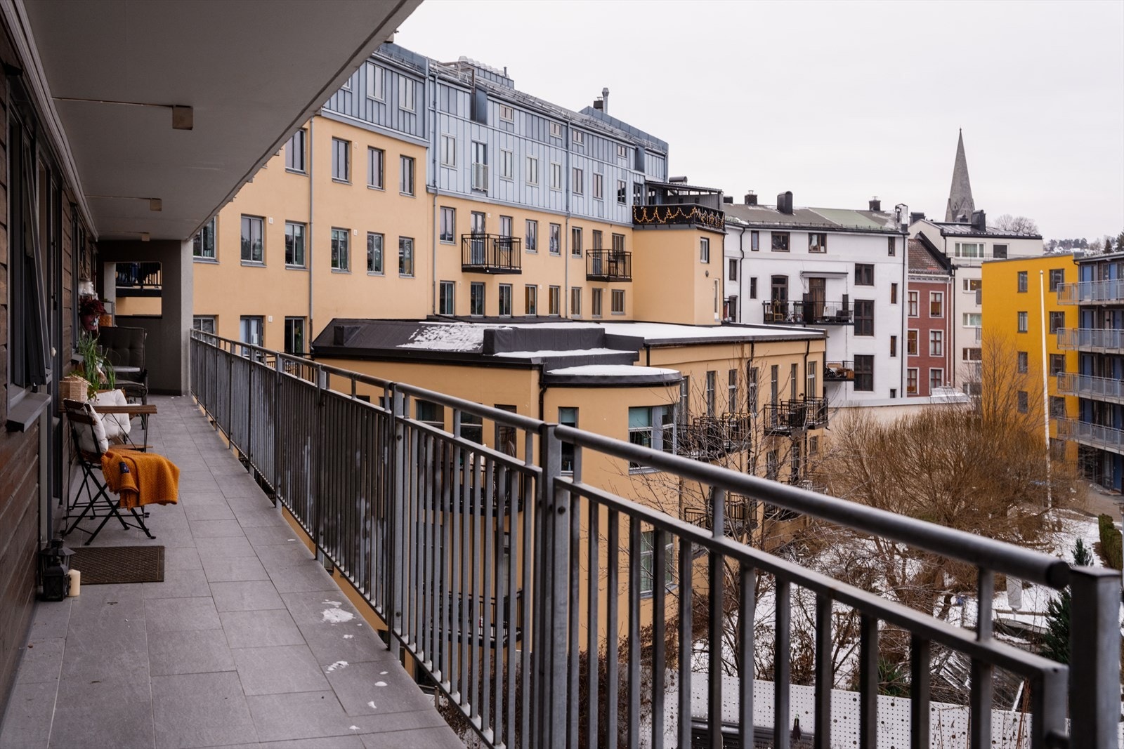 Svalgangen fungerer som en balkong, med plass til bord og stoler. Galleribilde