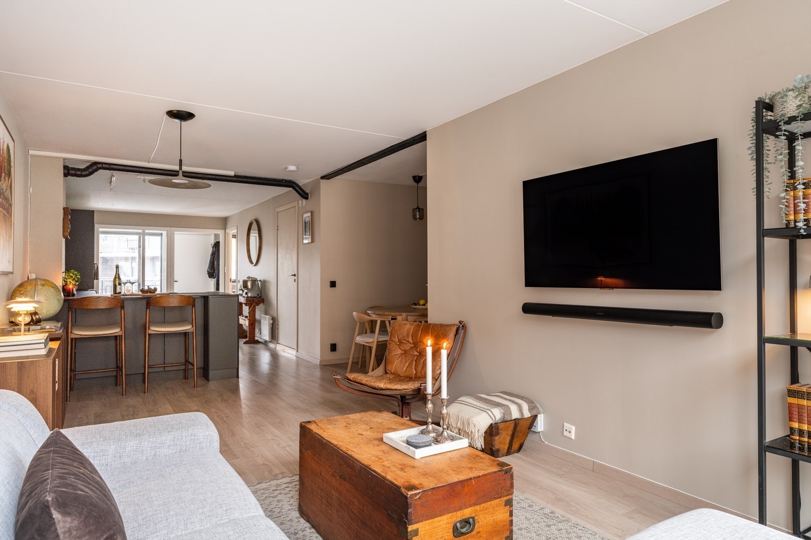 Stuen har en flott planløsning hvor det er god plass til sofa, tv-møbler og spisebord. Galleribilde