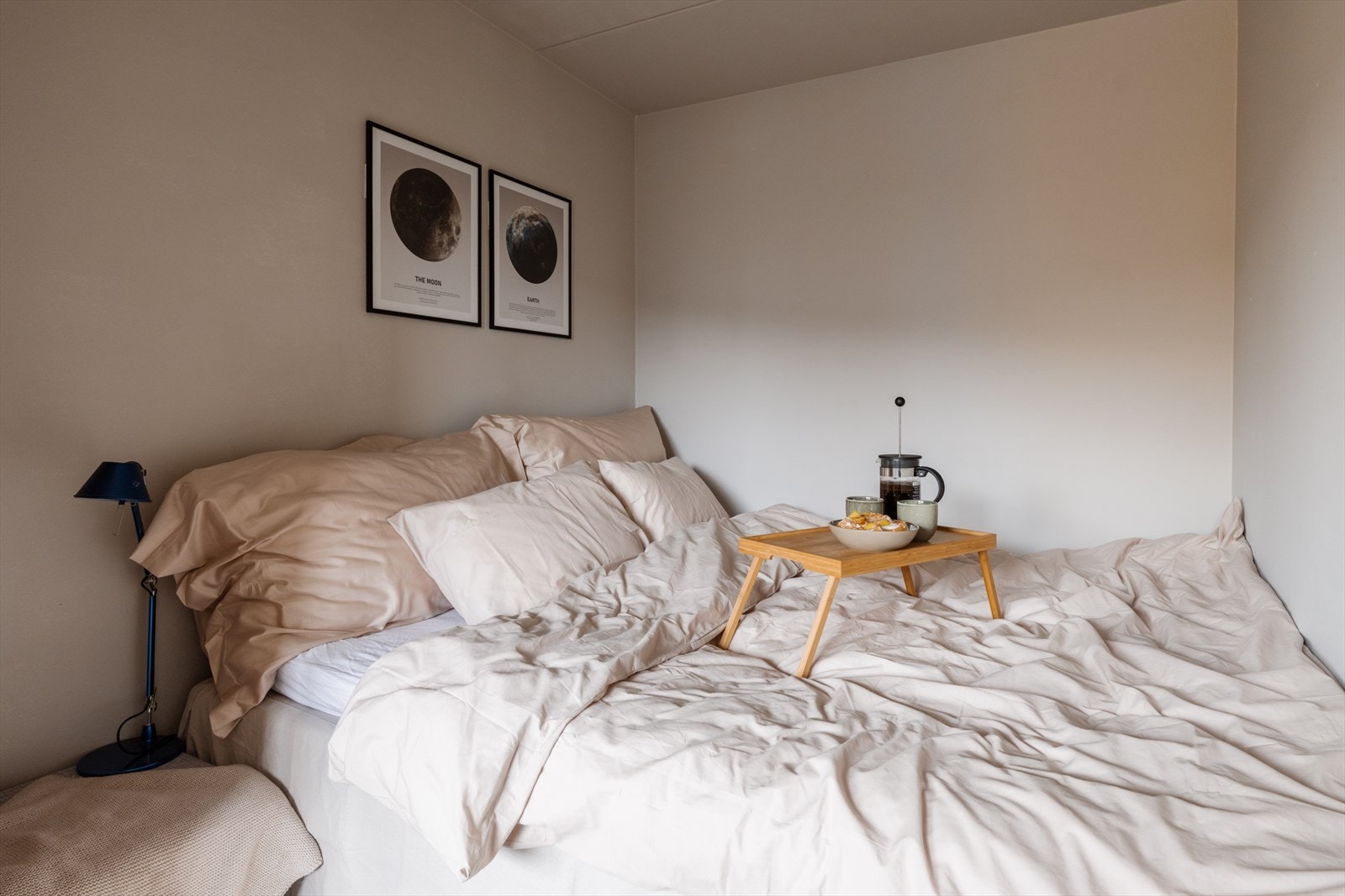 Innbydende hovedsoverom med god plass til dobbeltseng, nattbord og øvrig møblement. Galleribilde