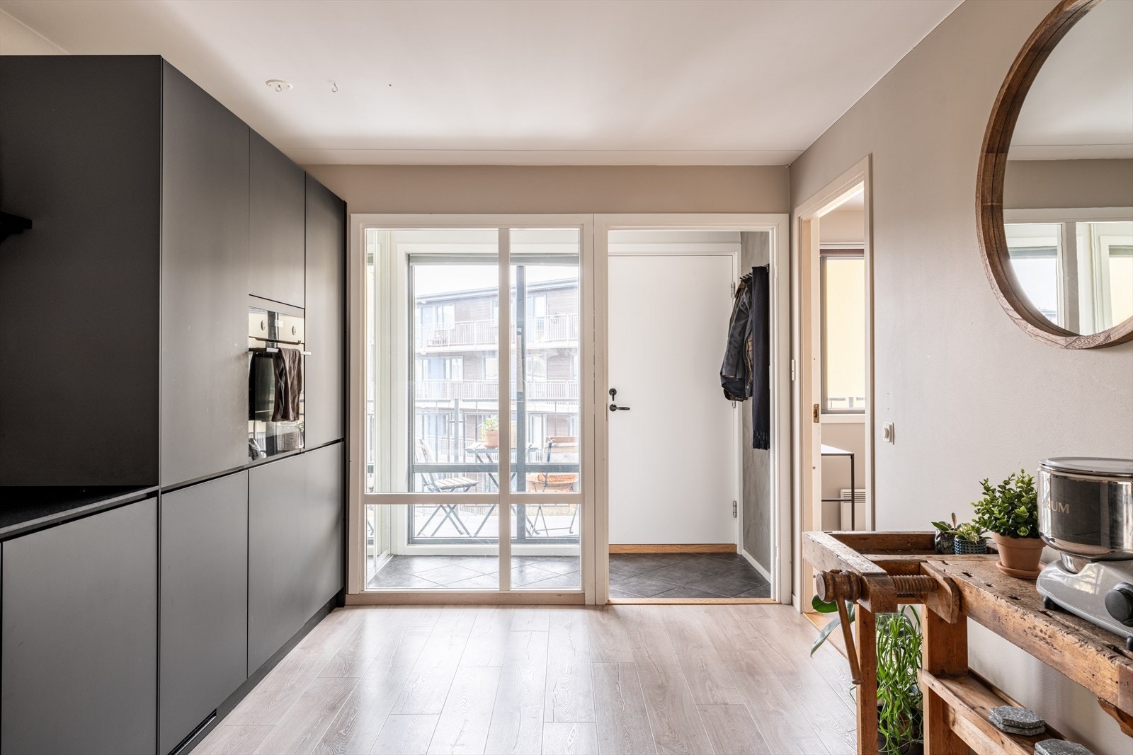 Den gjennomgående planløsningen sikrer gode lysforhold i hele leiligheten Galleribilde