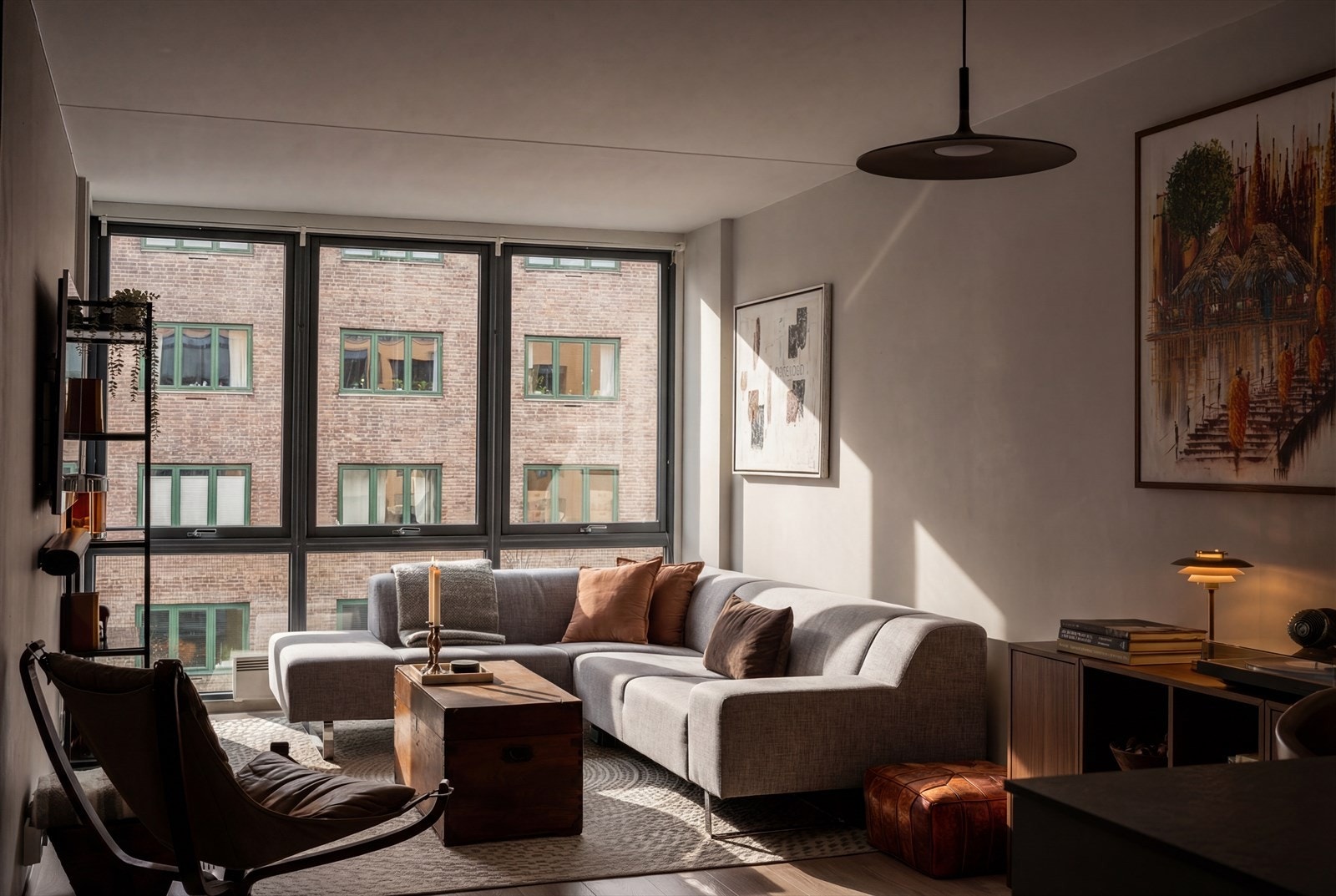 Leiligheten er gjennomgående og har godt lysinnslipp. (Sollyset i dette bildet er kunstig) Galleribilde