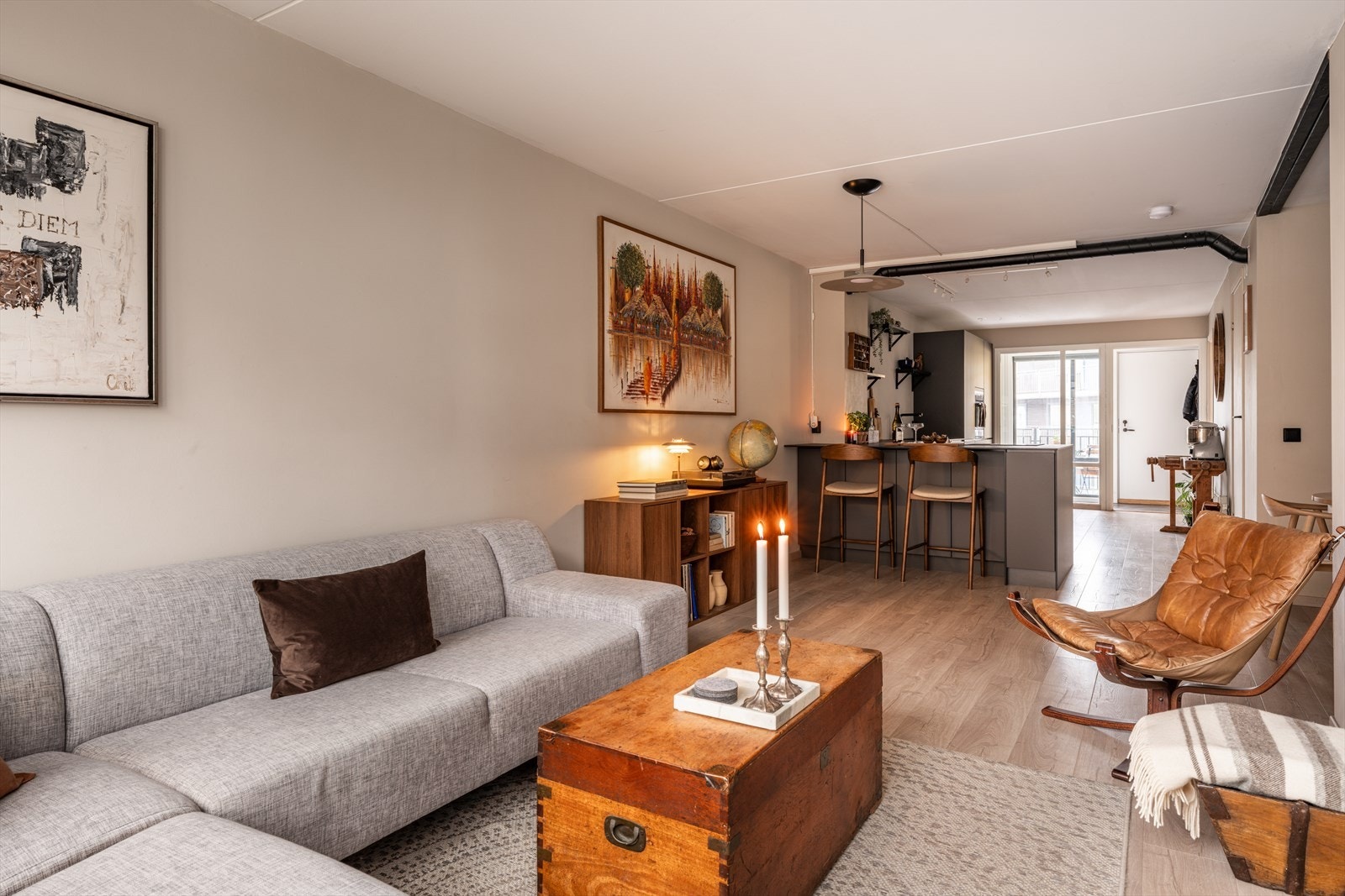 En lys og tiltalende 3-roms leilighet beliggende i sentrumsnære og rolige omgivelser på Vålerenga. Galleribilde