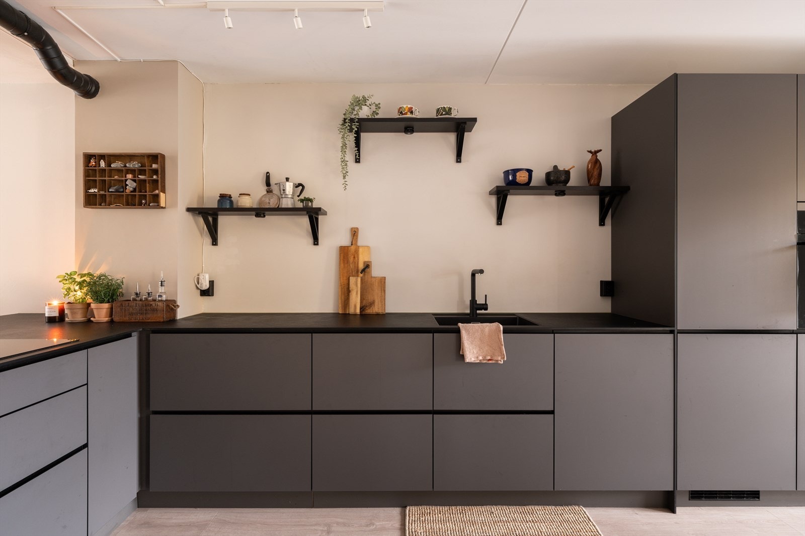 Kjøkkenet er nytt i 2021 med moderne og stilrene fronter og laminert benkeplate med nedfelt oppvaskkum Galleribilde