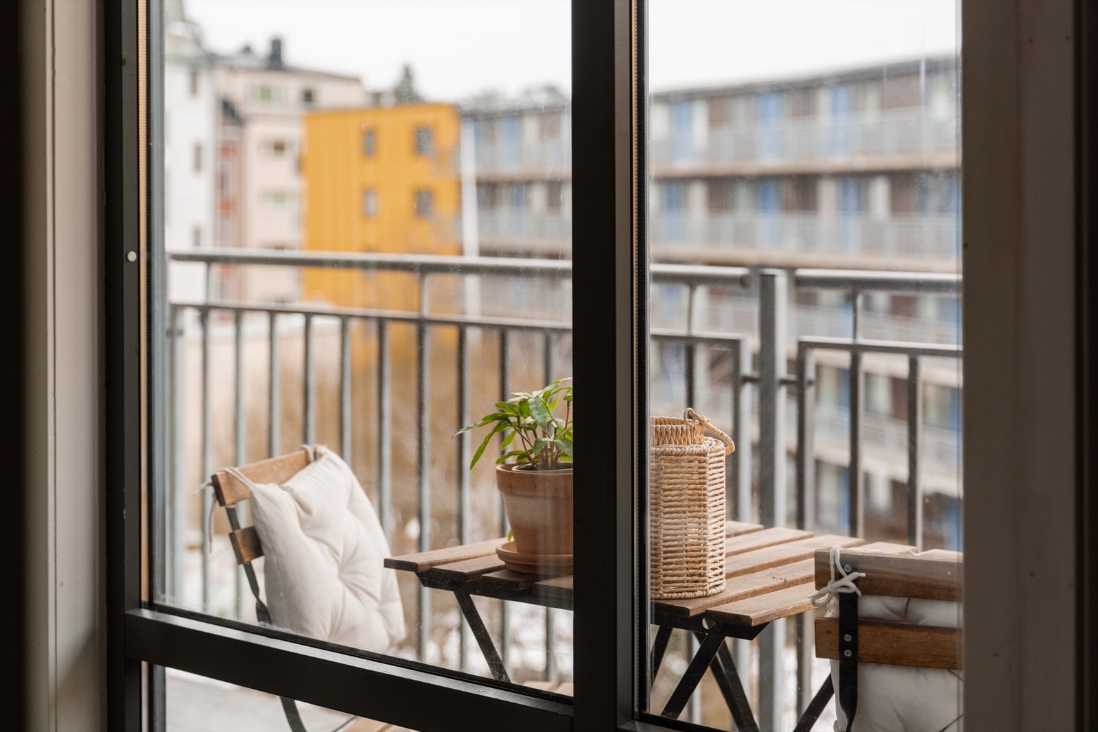 Plass til koselig kafesett i felles svalgang. Fungerer som balkong. Galleribilde