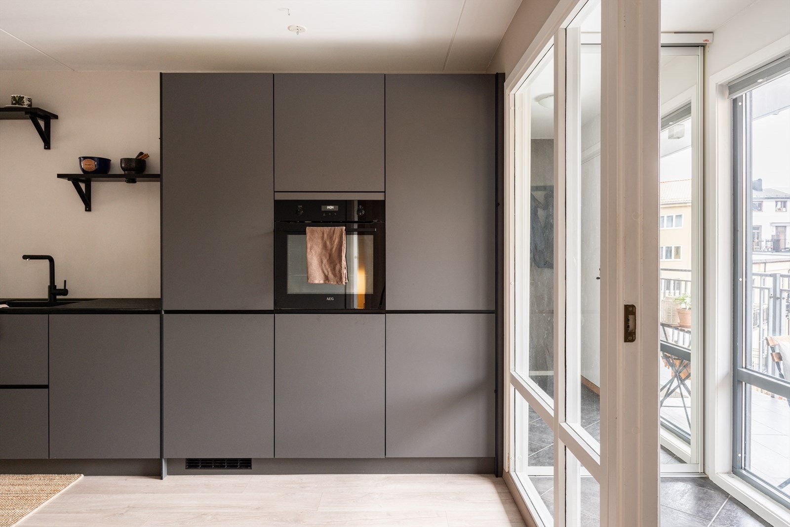 Kjøkkenet er utstyrt med integrerte hvitevarer som koketopp, stekeovn, oppvaskmaskin og kombinert kjøle- og fryseskap Galleribilde