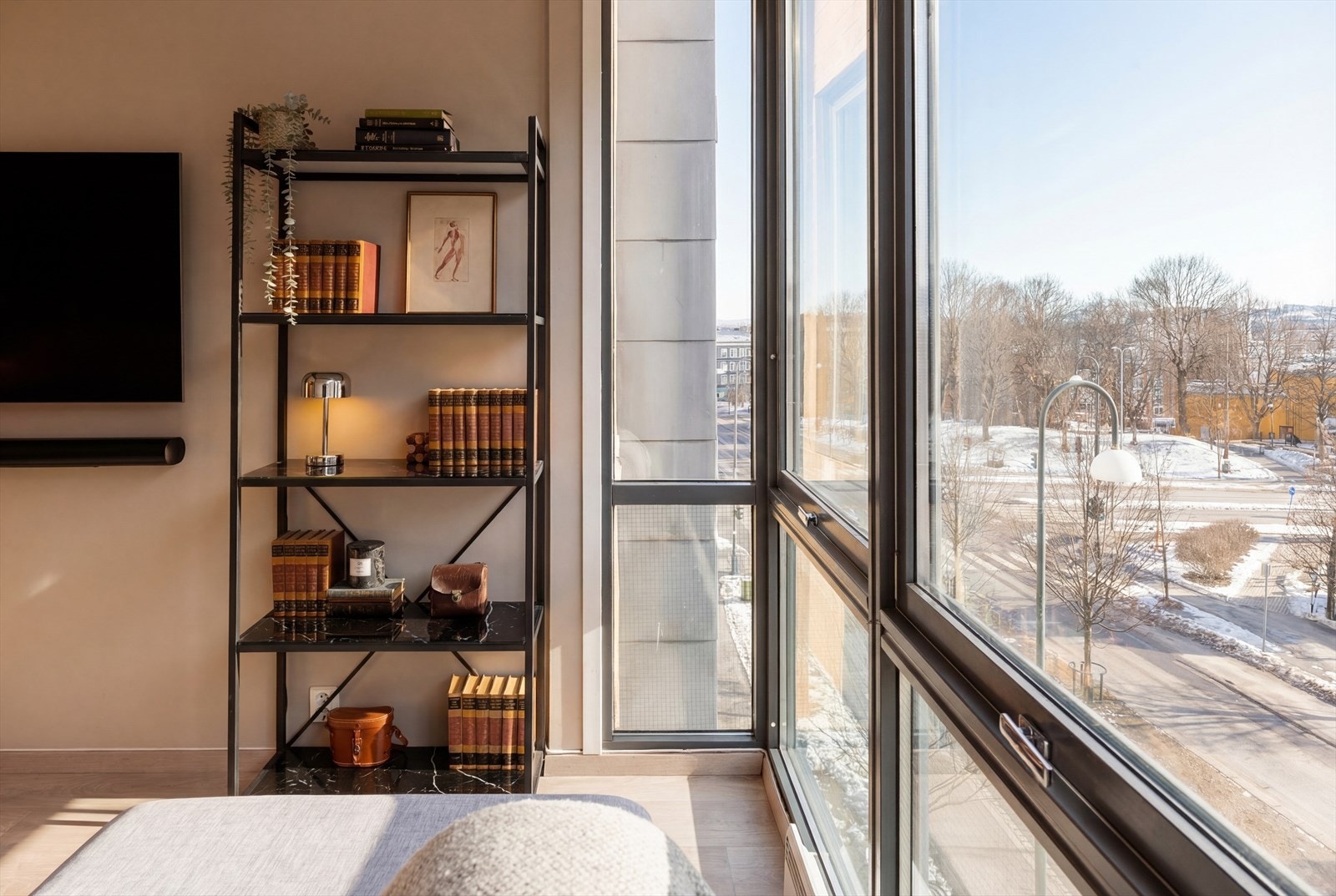 De unike vinduene slipper inn rikelig med naturlig lys og gir en god romfølelse. Galleribilde