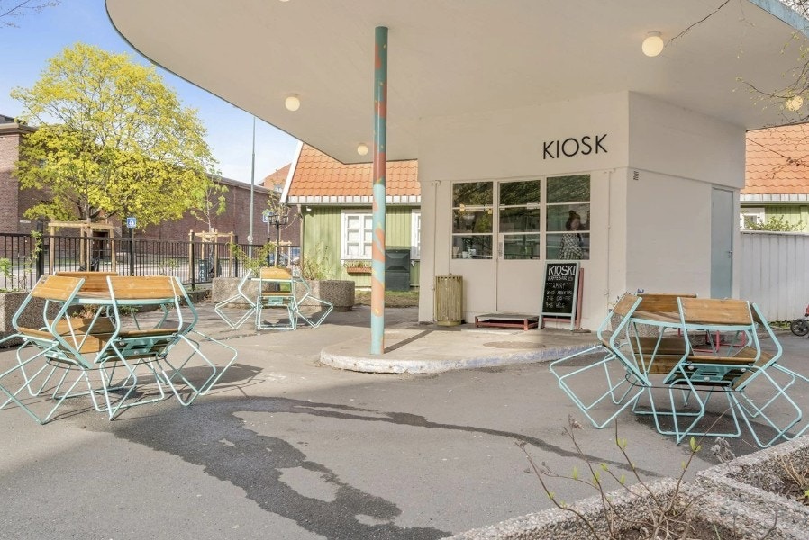 Kiosk kafe er rett utenfor. Galleribilde