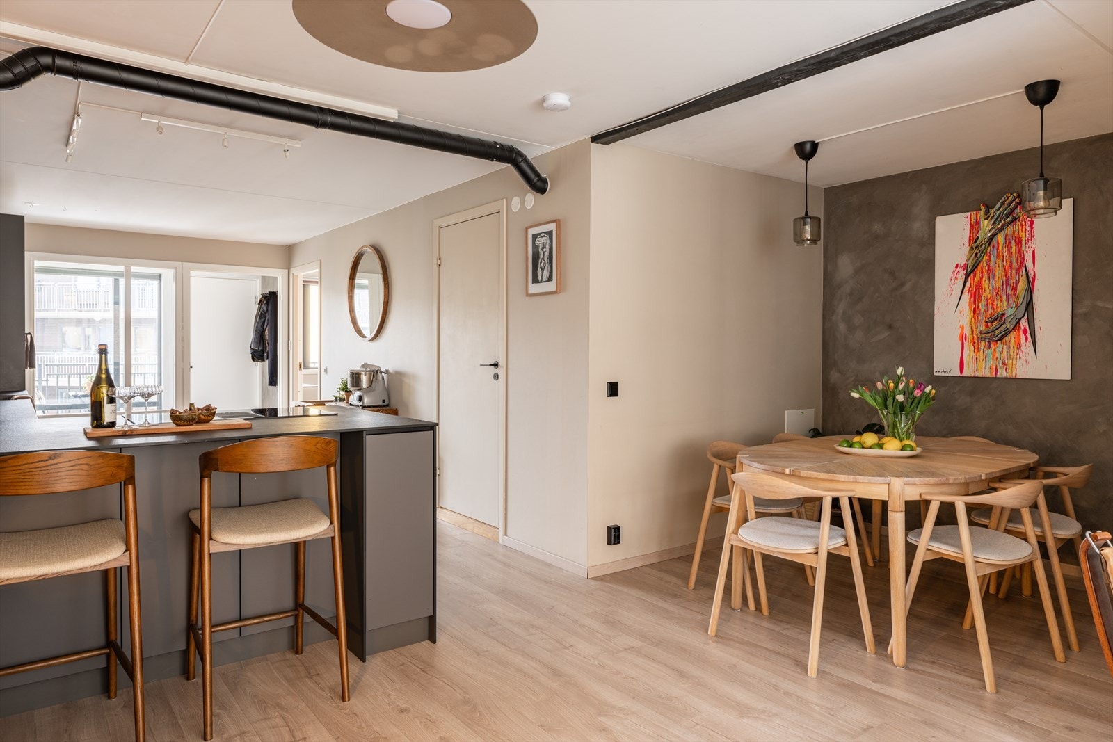 En sosial barløsning gjør det enkelt å underholde gjestene under matlagingen. Galleribilde