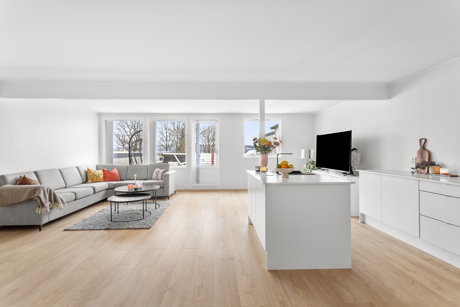 Lyst og fint stue- og kjøkkenområde med oppgraderte overflater og utgang til stor terrasse. Galleribilde