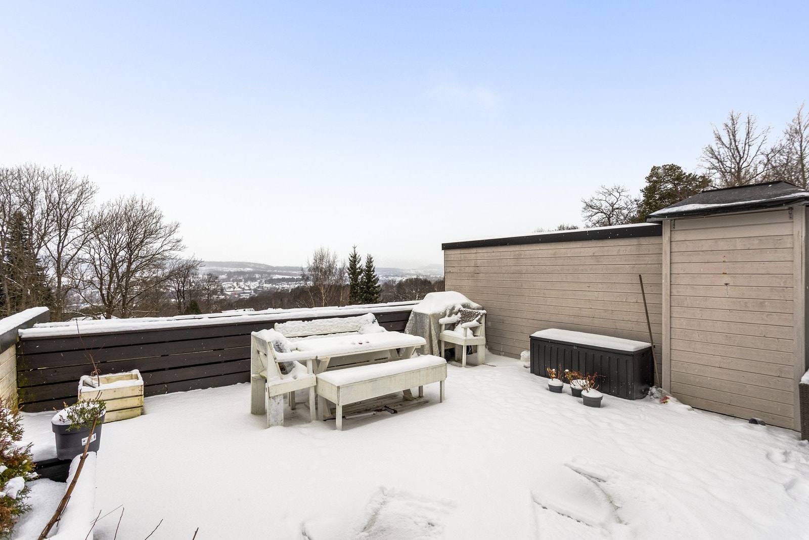 Stor terrasse med masse sol og utsikt. Galleribilde