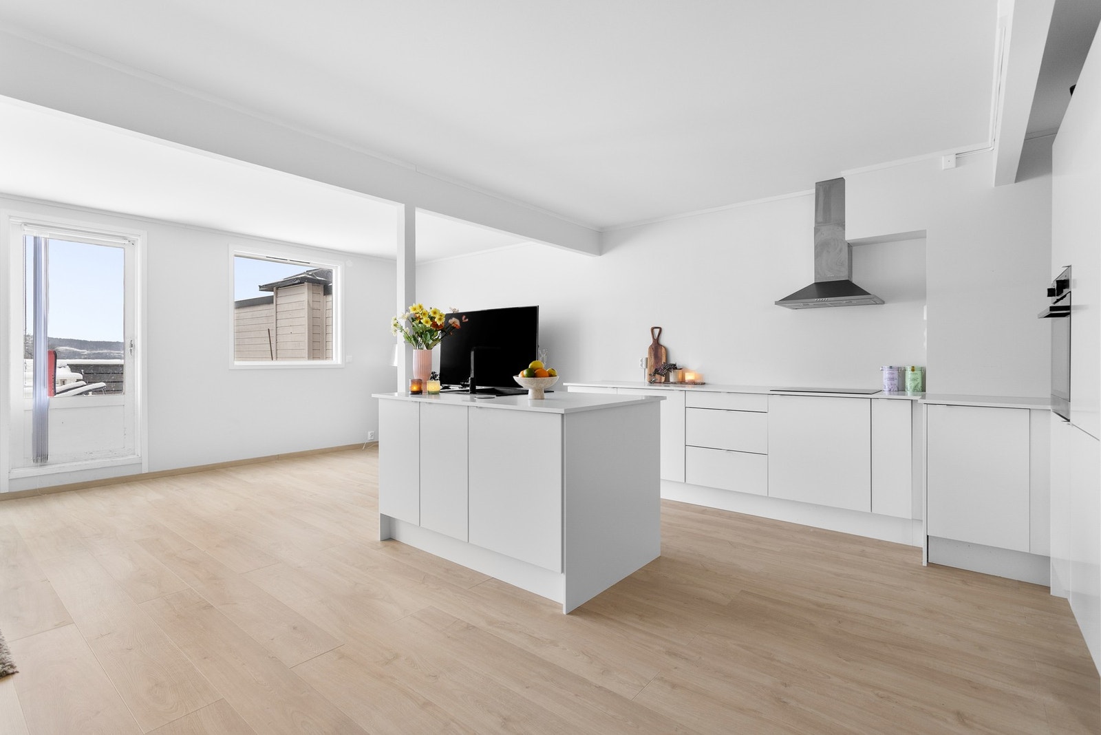 Kjøkkeninnredning med hvite, slette fronter fra Systemkjøkken som er skiftet i 2024. Galleribilde