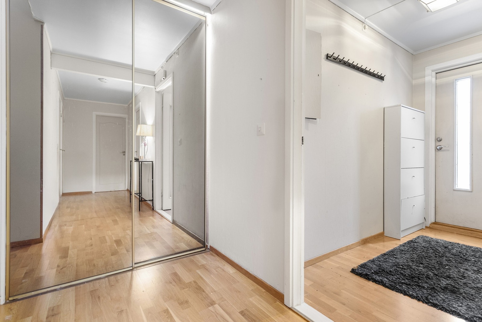 Romslig og fin gang med skyvedørsgarderobe Galleribilde