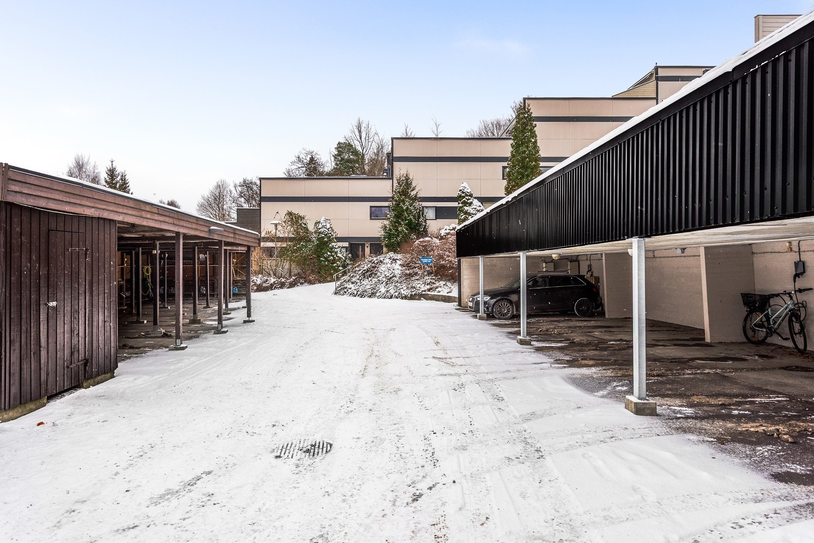 Carport i fellesanlegg. Ellers er det parkeringsmuligheter på gjesteplasser. Galleribilde