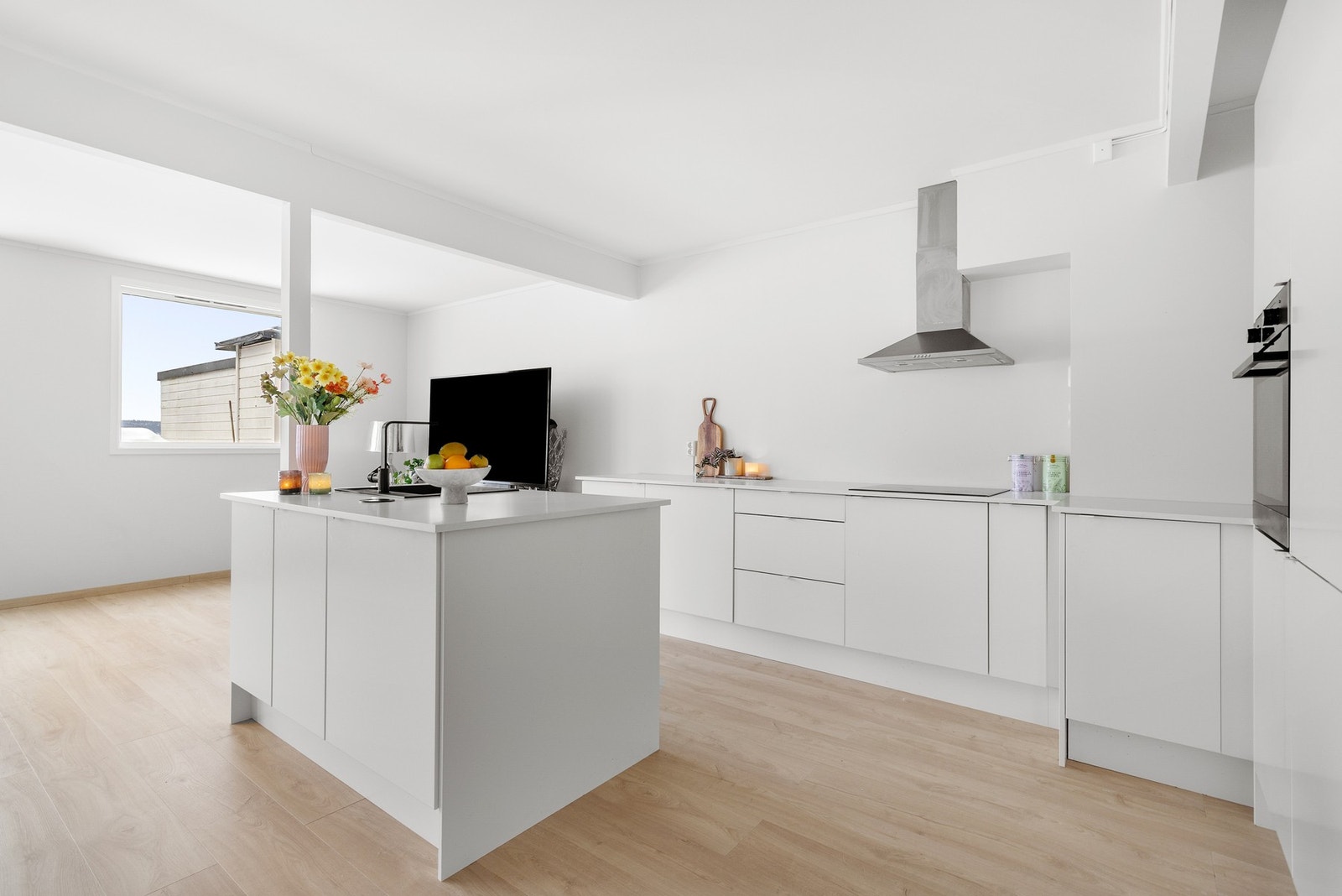 Innredningen har benkeplate i laminat og integrerte hvitevarer. Galleribilde