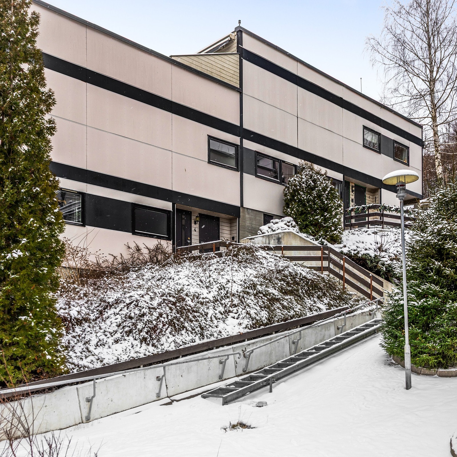 Leiligheten har få trapper opp til inngangsdøren. Galleribilde