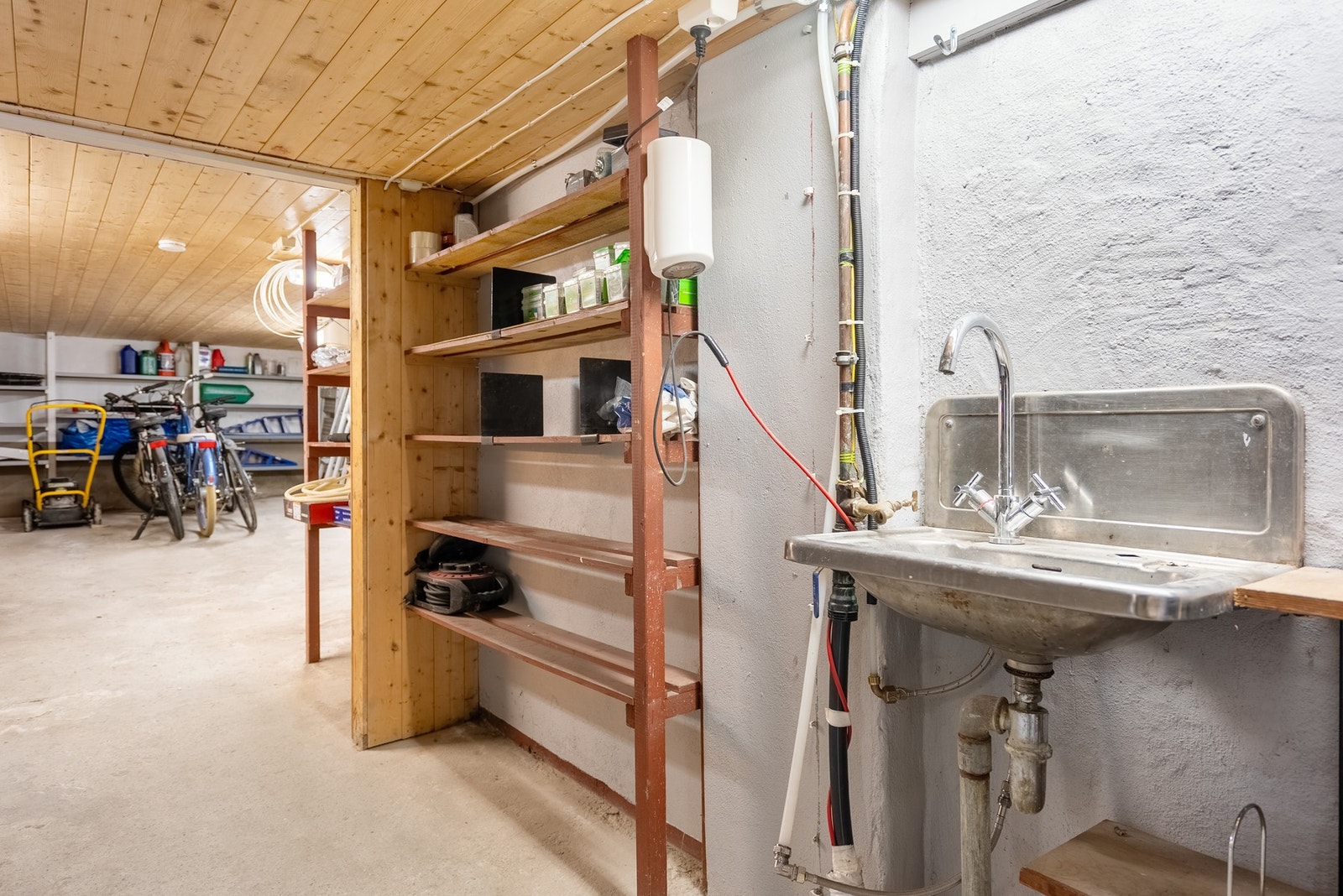 Her har du god oppbevaringsplass i tillegg til loft med gulv og utvendig bod med varmekabler i gulvet Galleribilde