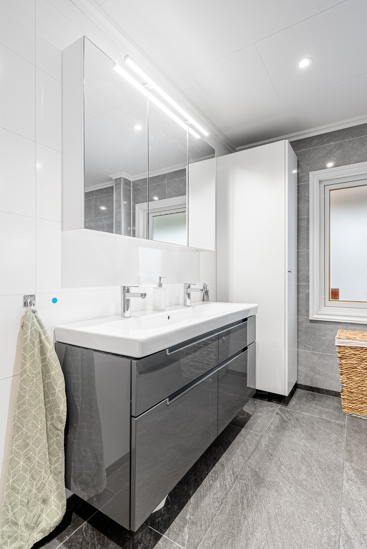 Tidsnøytrale overflater i alle rom gir et tidløst uttrykk og gjør det enkelt å tilpasse boligen til din egen personlige stil Galleribilde