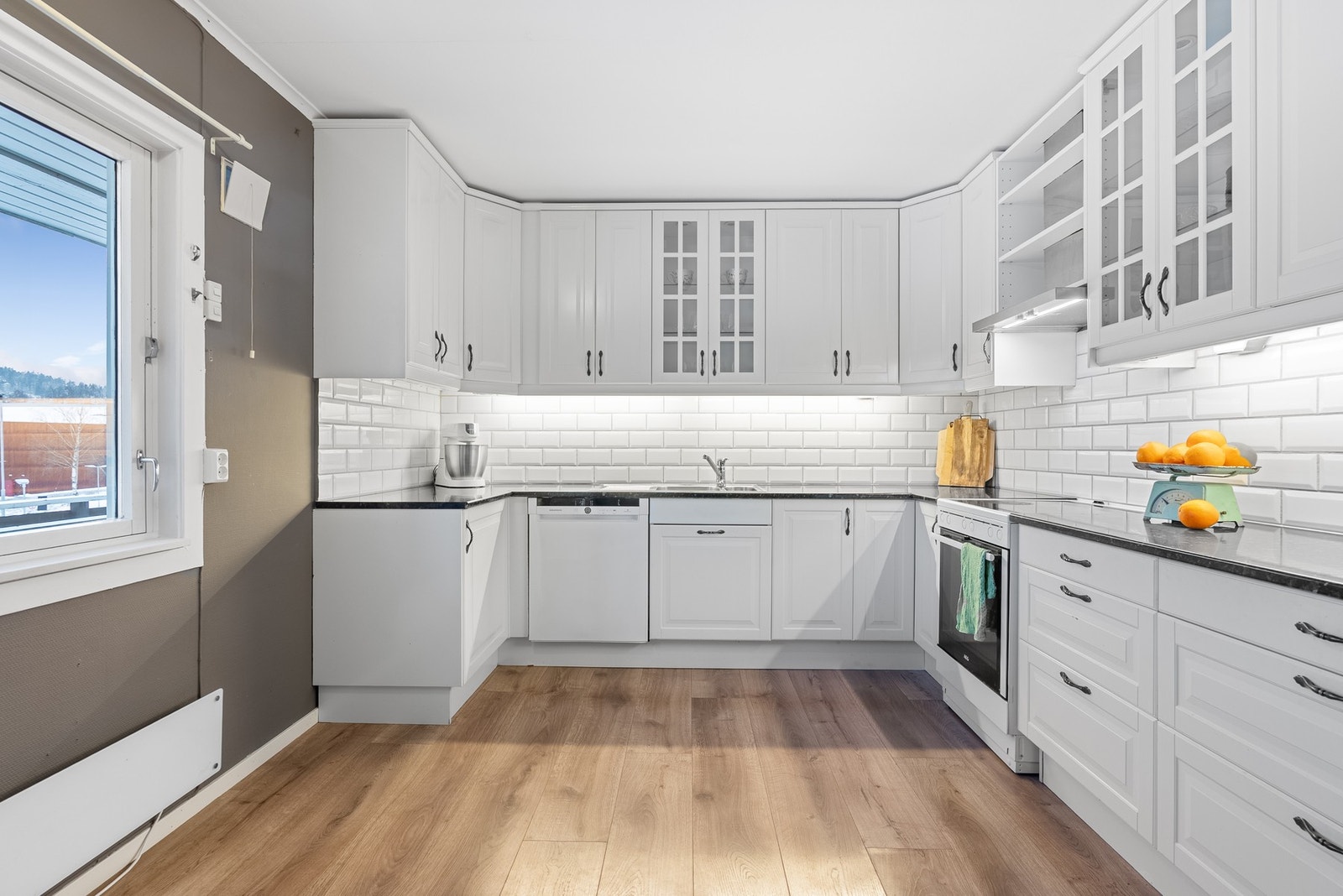 Boligen har lyse og rene overflater som gir et friskt uttrykk, samtidig som den gir gode muligheter til å sette ditt eget preg etter hvert som tiden går Galleribilde