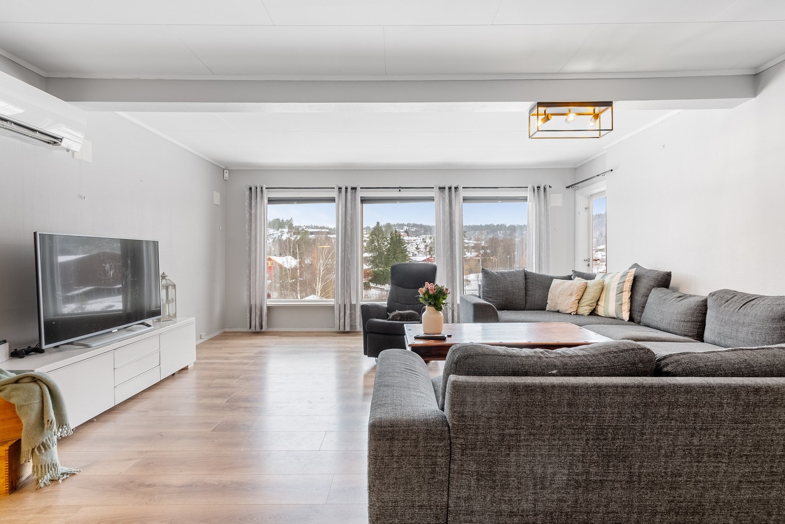 Her ligger du usjenert og med god oversikt - utgang til både vinterhage og terrasse fra stuen Galleribilde