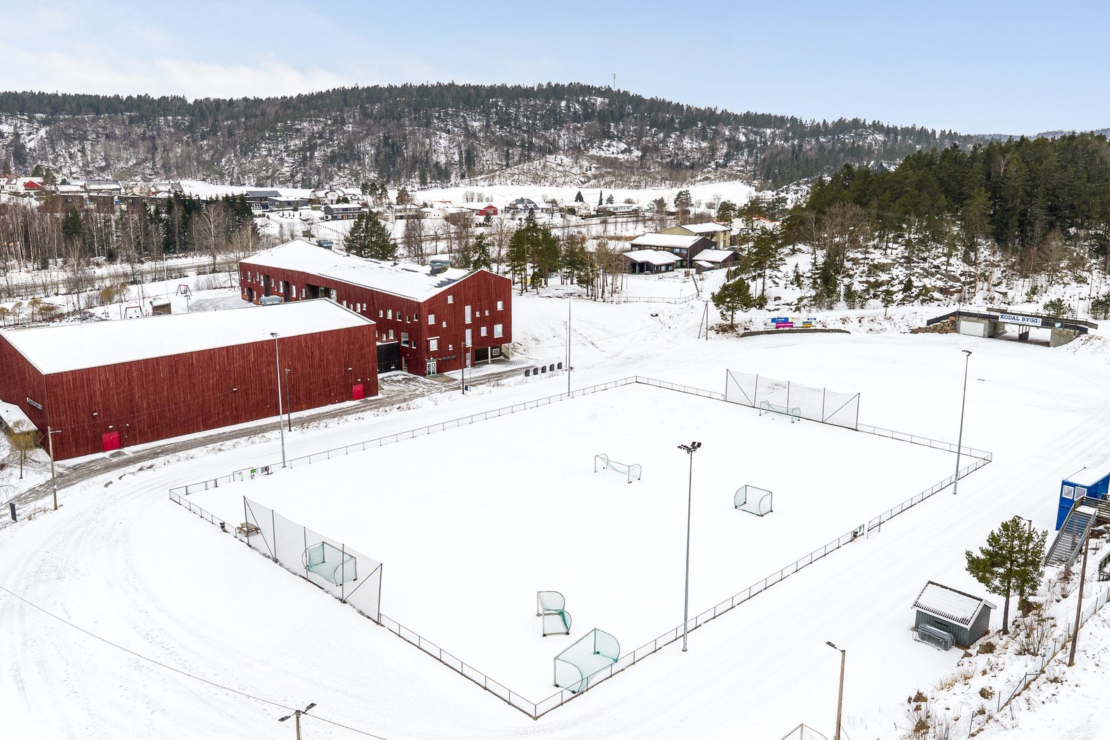 Idrettsområde like ved skolen med både fotball, løpebane, diskgolfbane og turløyper Galleribilde