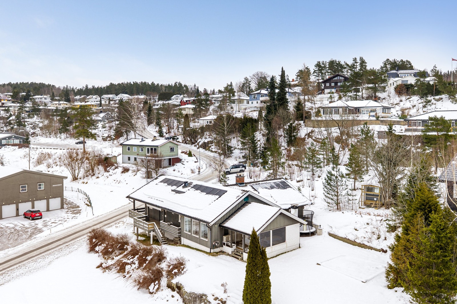 Boligen har en romslig tomt som gir rom for både avslapning, lek og beplantning Galleribilde