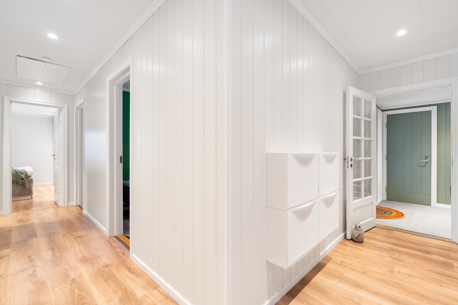 Boligen har lys og åpen hall med 3 av de 4 soverommene innenfor samme område - Laminatgulvet, overflatene og downlights skaper et rent og helhetlig uttrykk Galleribilde