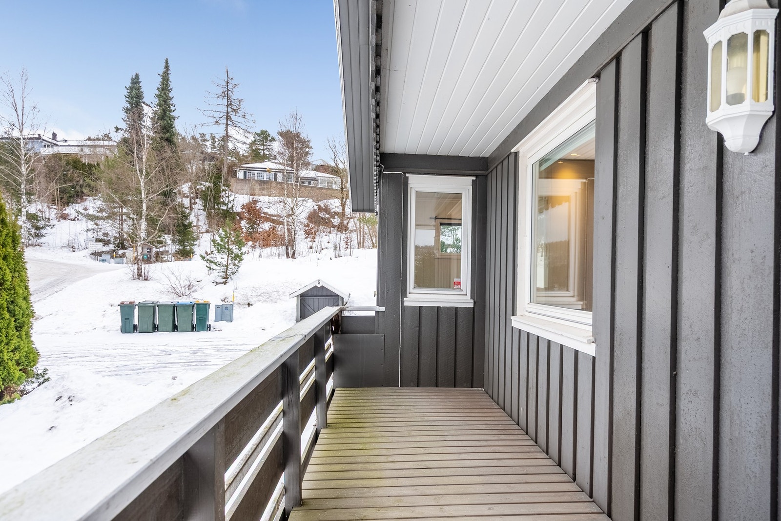 Terrassen strekker seg langs huset så du kan ønske gjester velkommen uten å forlate terrassen Galleribilde