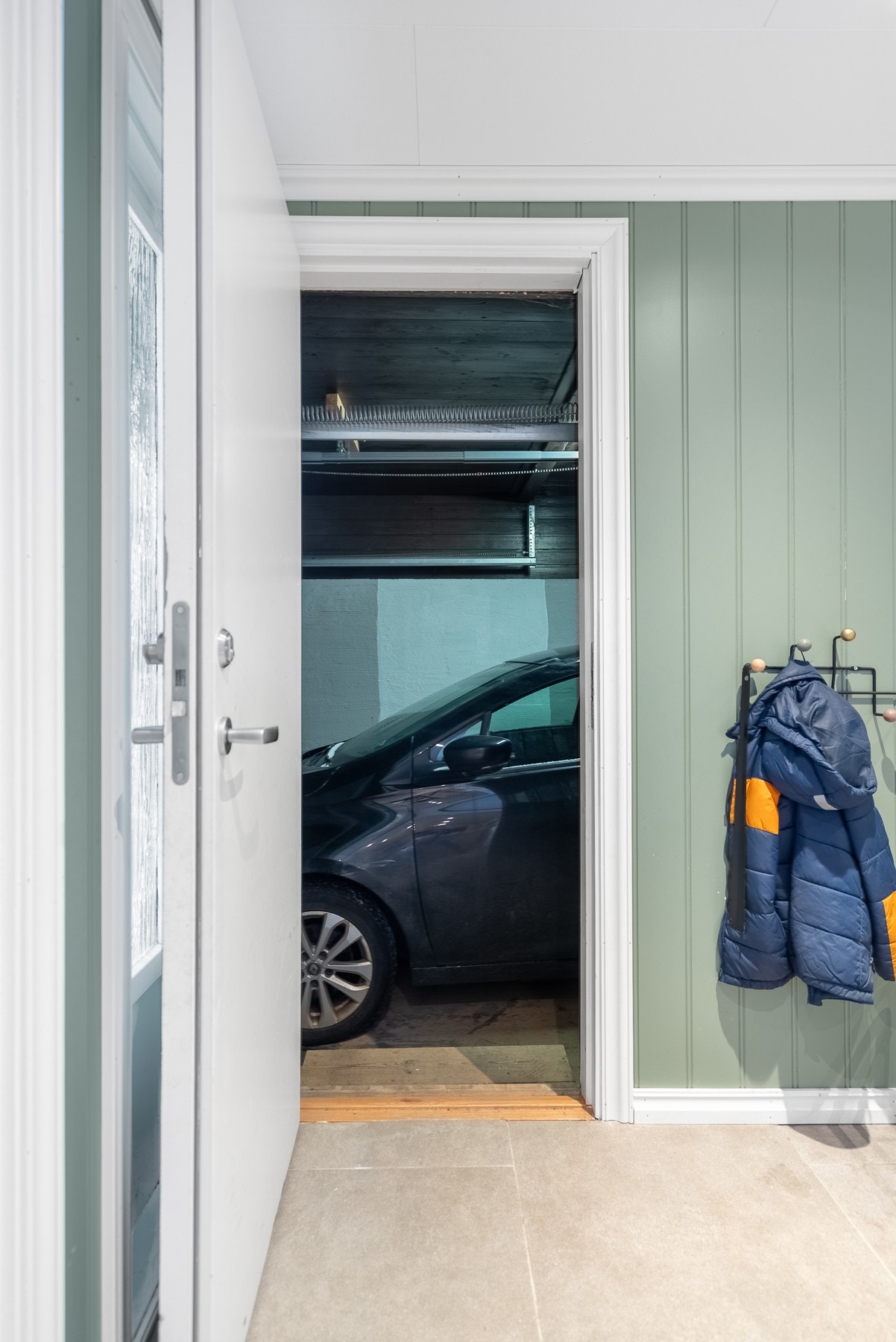 Fra entreen har du også egen dør direkte inn i garasje, så du kan gå tørrskodd til og fra bilen Galleribilde