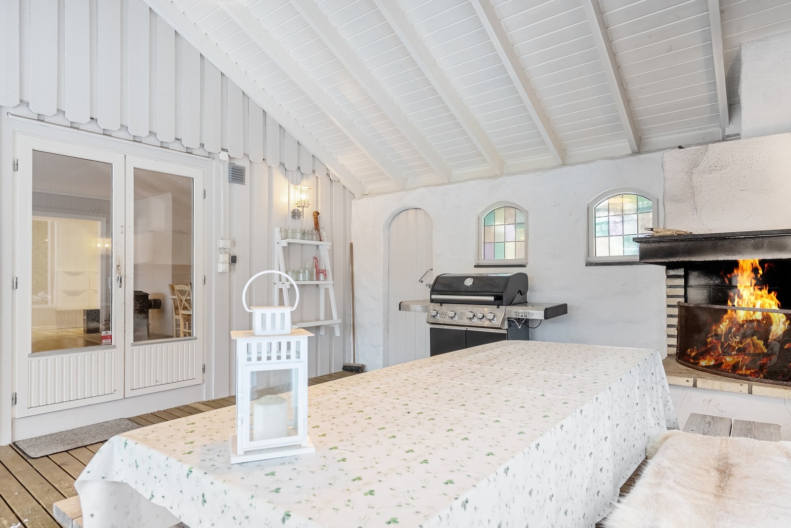 Med utgang fra stue finner du vinterhage med peis - et koselig område å kunne nyte uansett årstid Galleribilde