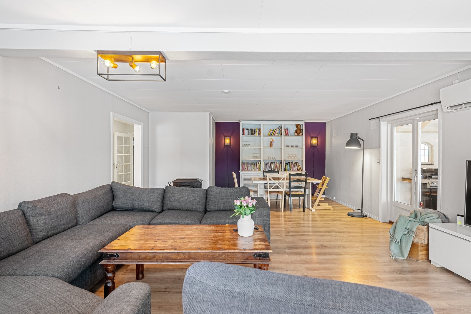 De lyse overflatene i rommet gjør det enkelt å møblere og tilpasse til sin egen personlige stil Galleribilde