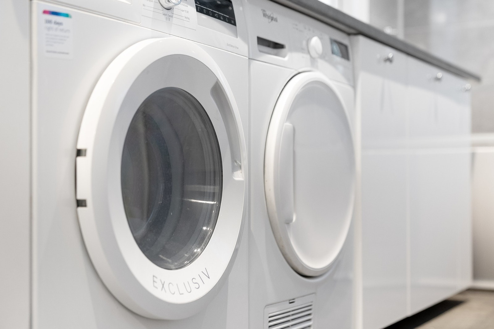 Med skap for oppbevaring og benk har du et ryddig og godt organisert område for klesvasken Galleribilde