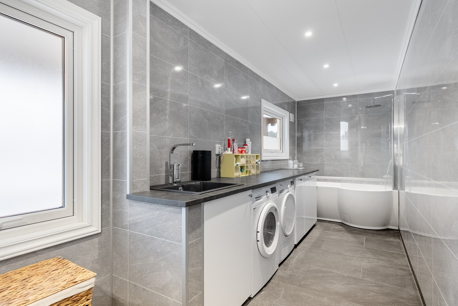 Bad og vaskerom var på originale tegninger 2 separate rom, men er i dag slått sammen så du har plass til både ryddig område for klesvasken og deilig badekar Galleribilde