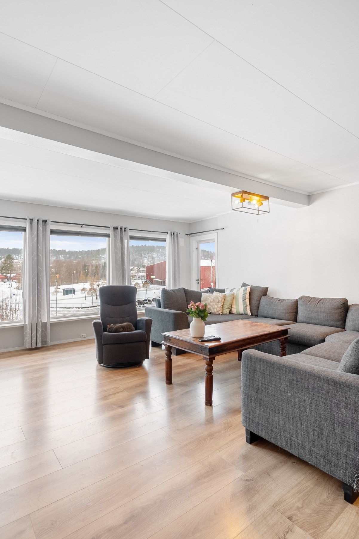 Med høy beliggenhet får du et fritt utsyn ned mot Kodal sentrum og barneskolen Galleribilde