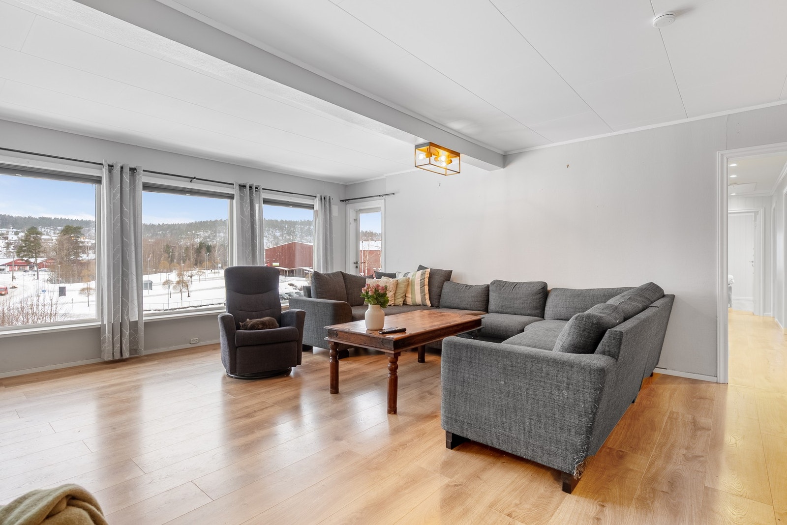 En bolig med lyse og åpne rom, og med både Kodal skole og sentrum innenfor kort gangavstand og synsvidde Galleribilde