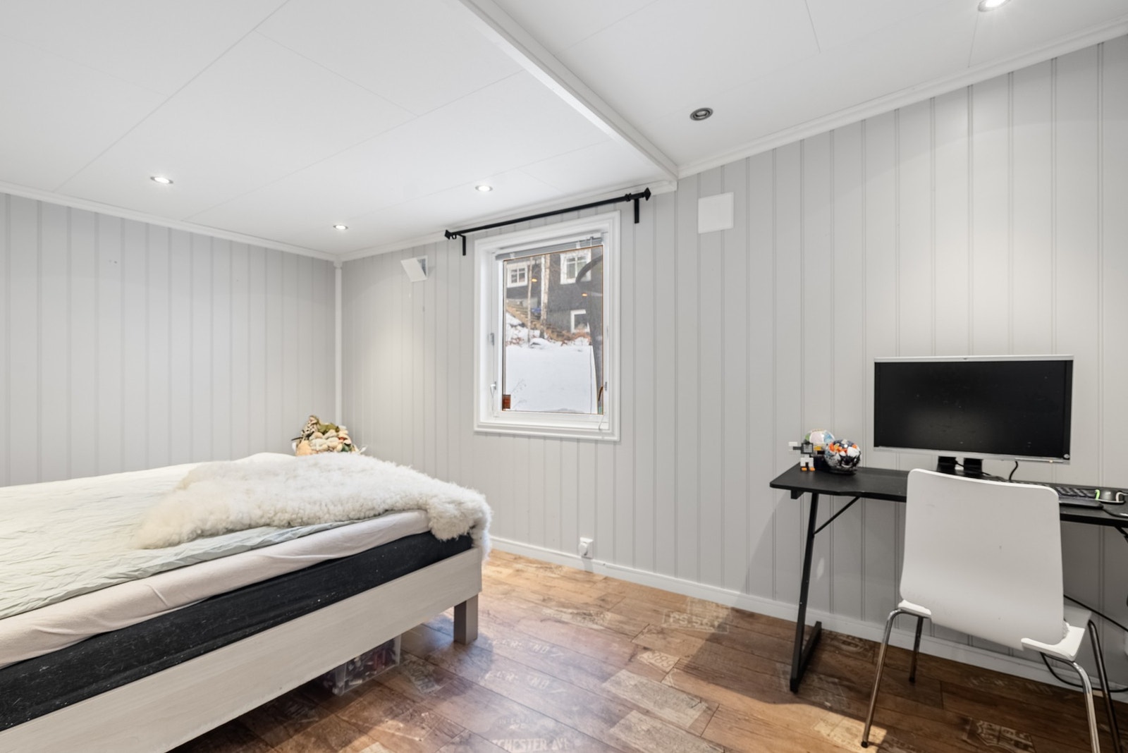 Det fjerde soverommet har adkomst fra entreen og kan passe fint som ekstra stueområde, gjesterom eller kontor om du heller trenger det Galleribilde