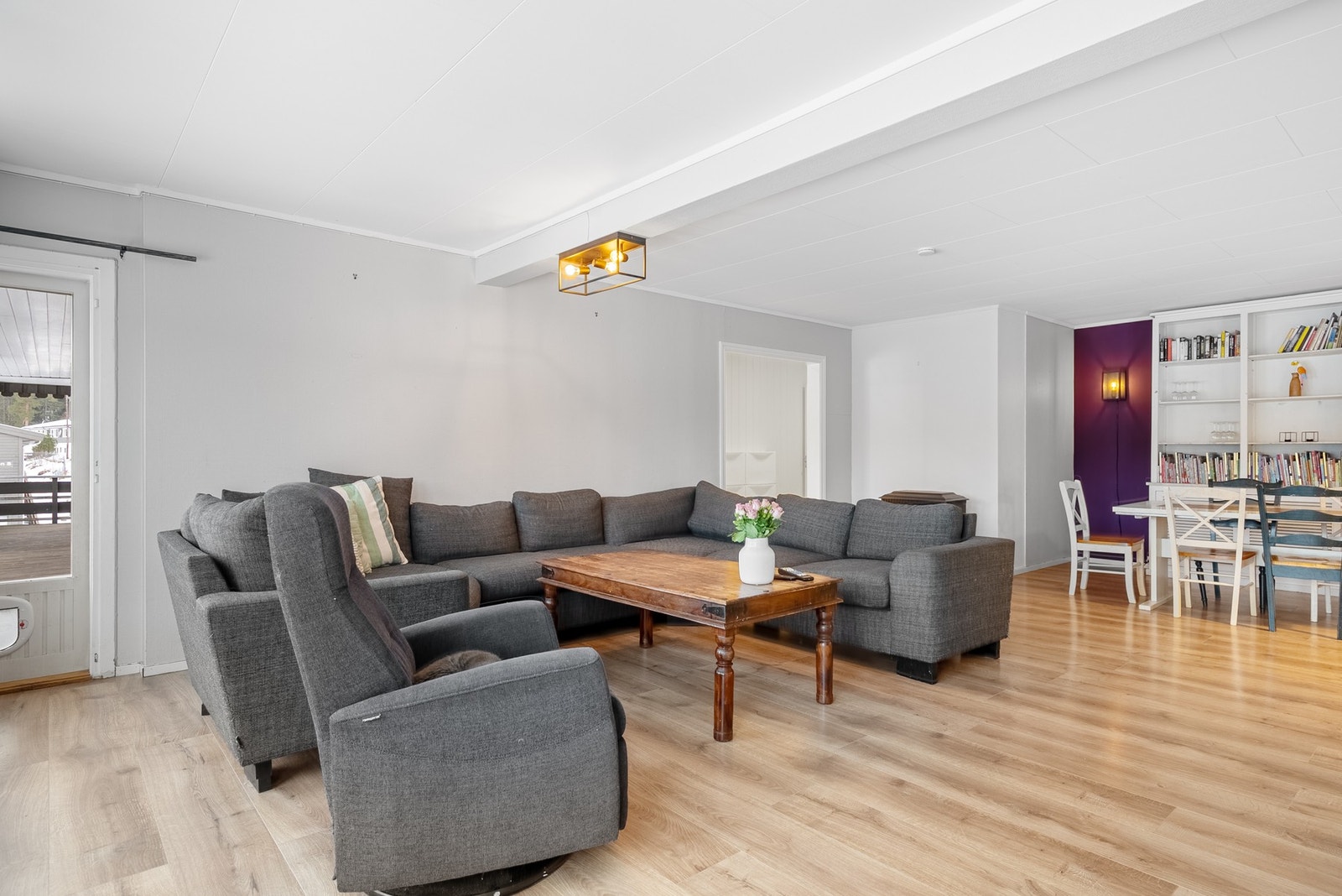 Stuen i boligen er stor, lys og åpen - Her har du god plass til romslig sofagruppe og stor spisestue Galleribilde