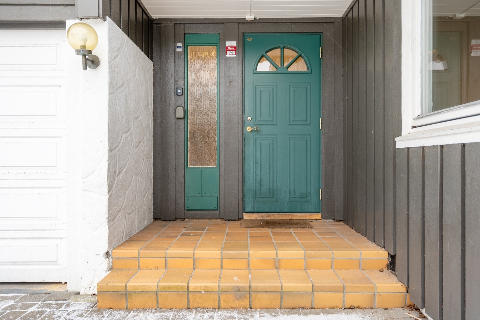 Velkommen inn - med overbygget inngangsparti står du lunt og skjermet når du står for å låse opp døren Galleribilde