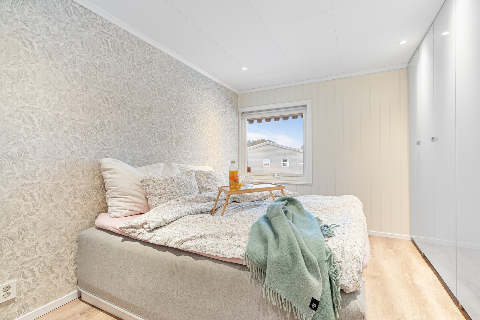 Hovedsoverommet finner du innerst i hallen, og her har du rikelig med garderobeplass og en beroligende tapet for en god natts søvn Galleribilde