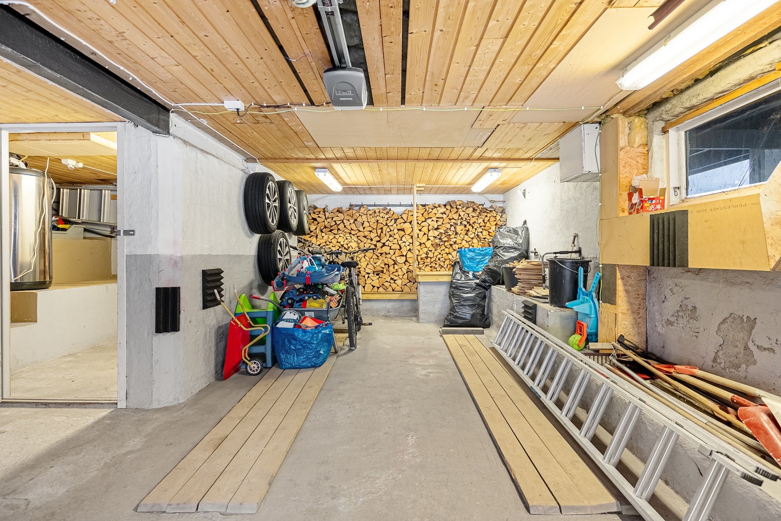 I kjelleretasjen har du den andre garasjen i tillegg til god og tørr oppbevaringsplass Galleribilde