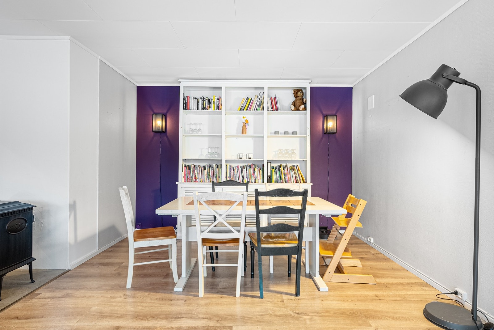 Moderne kontrastvegg definerer spiseområdet - her har du plass til stor spisestue hvor venner og familie kan samles Galleribilde