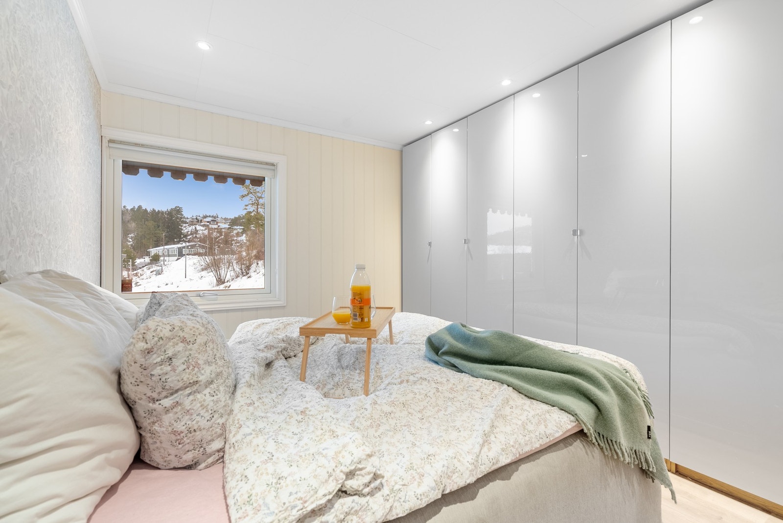 Med garderobeskap langs hele veggen har du rikelig og ryddig oppbevaring av antrekkene Galleribilde