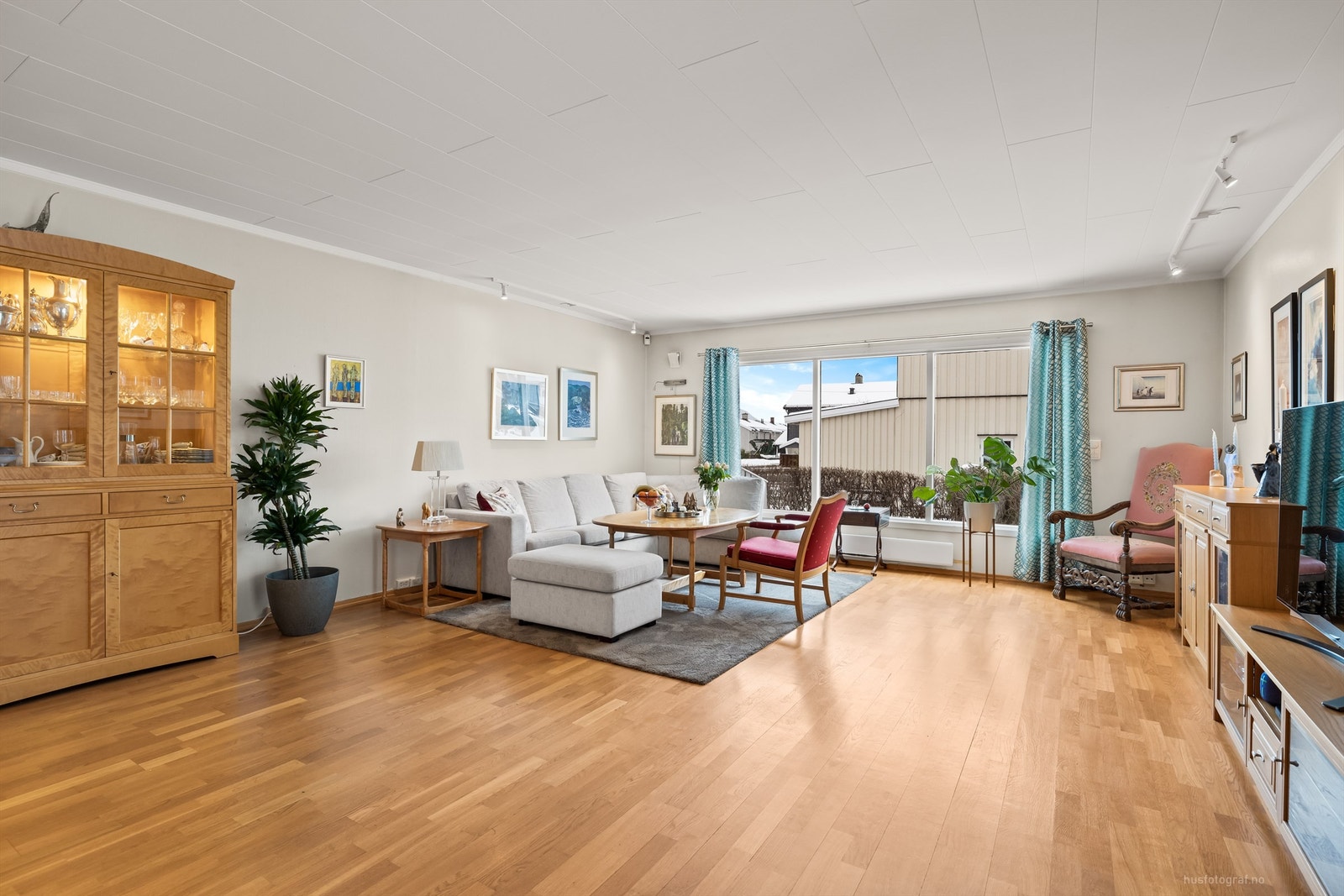 Dette er et romslig enderekkehus hvor stuen er bygget ut for å gi ekstra god plass. Galleribilde