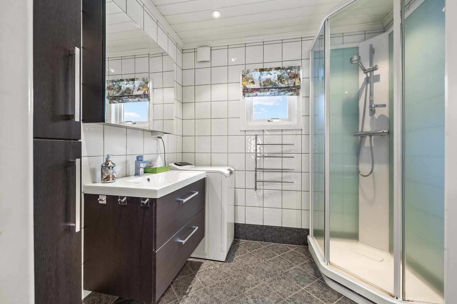 Badet i 2. etasje ble oppgradert i 2007 og har flislagt gulv med gulvvarme. Galleribilde