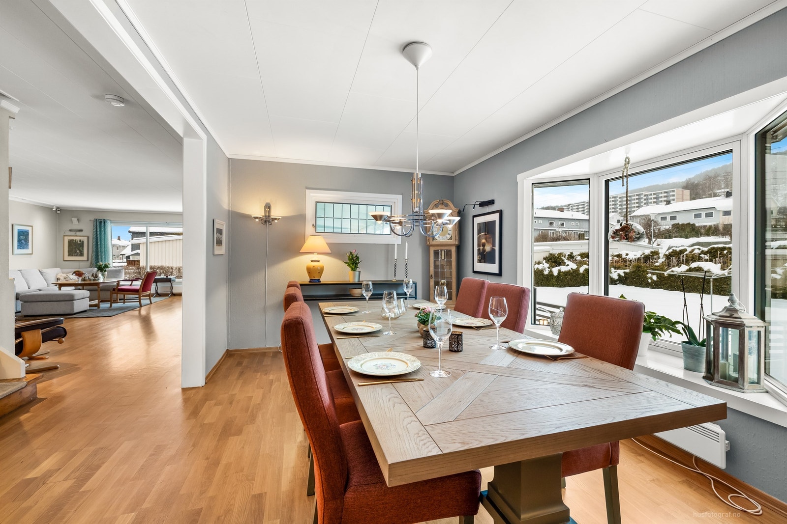 Spisestuen er også tilbygget, med god plass til langbord. Galleribilde