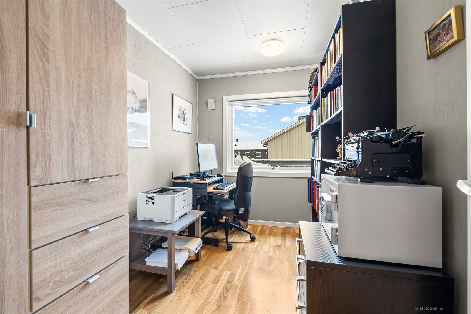 Det andre soverommet i etasjen egner seg godt som barnerom, gjesterom eller kontor. Galleribilde