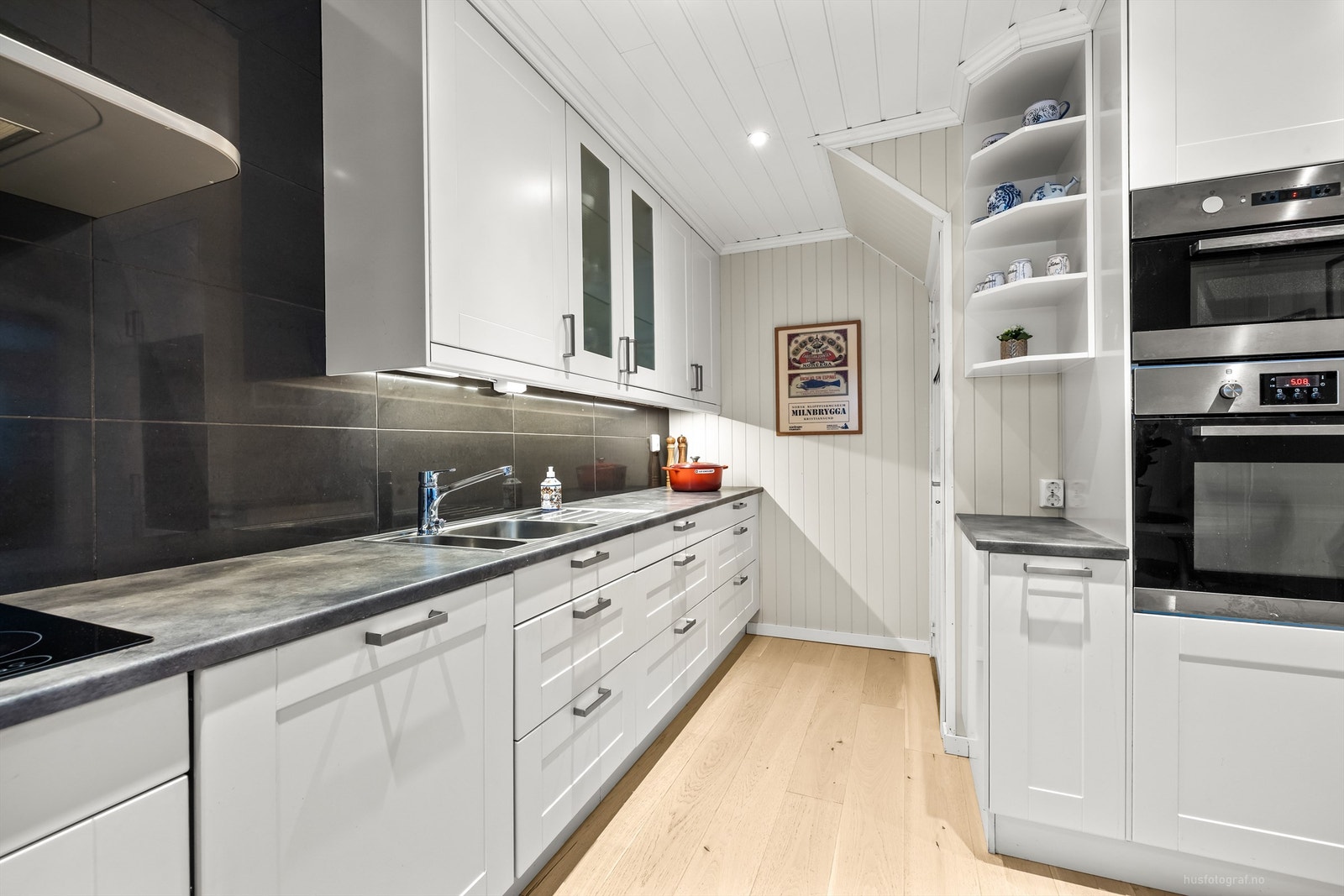 Kjøkkenet er utstyrt med stekeovn, mikroovn, platetopp, ventilator og kjøl/frys. Galleribilde