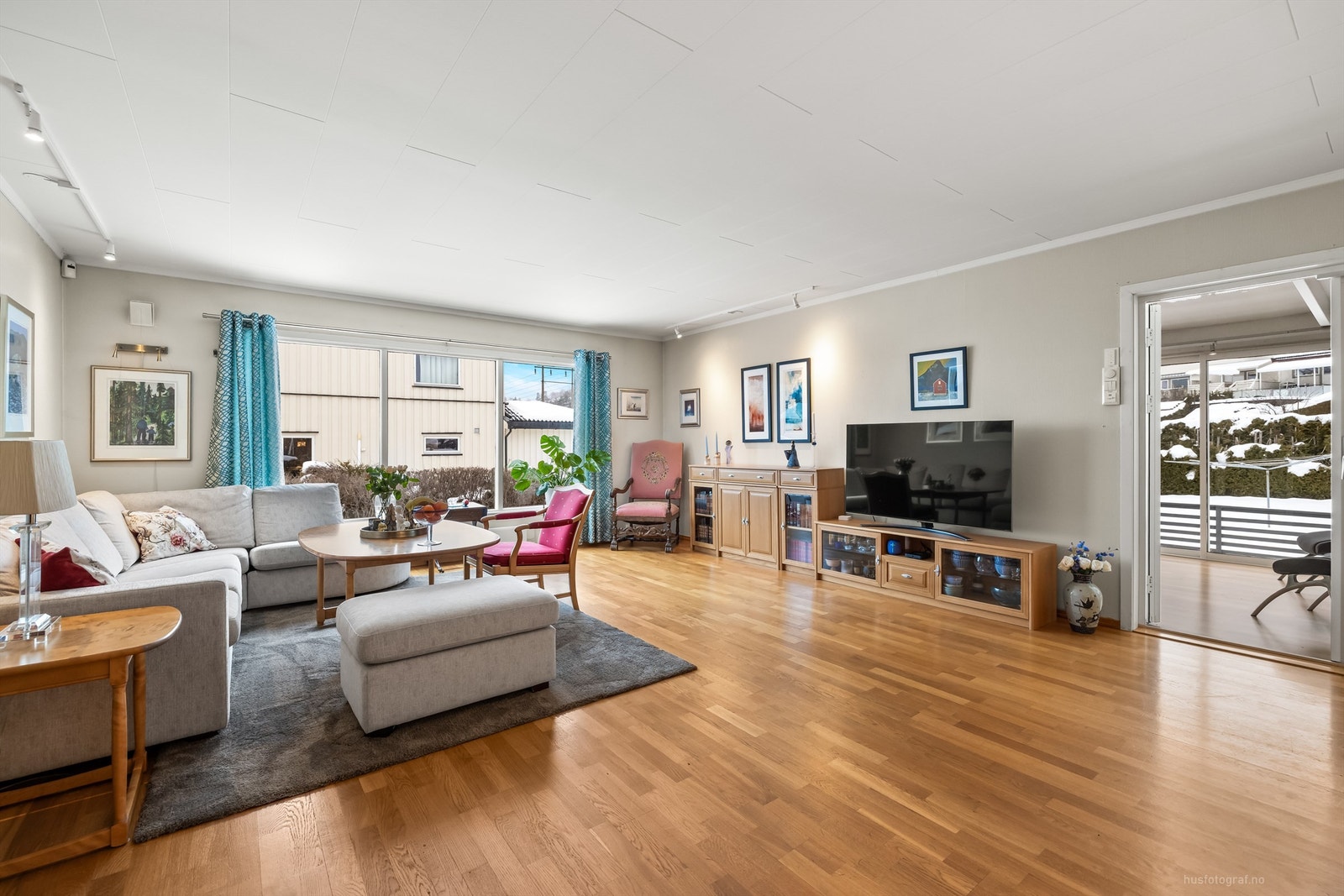 Stuen har en åpen og luftig atmosfære med direkte tilgang til sommerstuen. Galleribilde