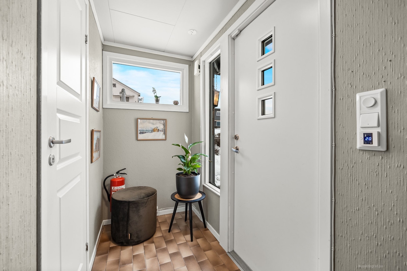 Fra den lyse entréen med gulvvarme er det tilgang til alle rom i 1. etasje. Galleribilde